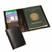 PDC 301-Porta passaporte couro sintético, c local p armazenar cartões e doc, c cantoneiras, grav b r